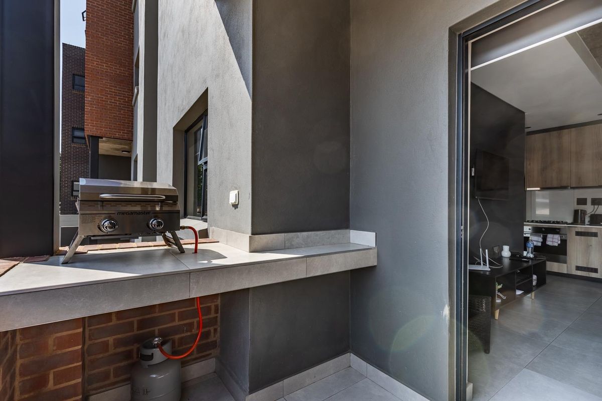 Modern 1-Bedroom Apartment in the Heart of Waterkloof - Photo 2