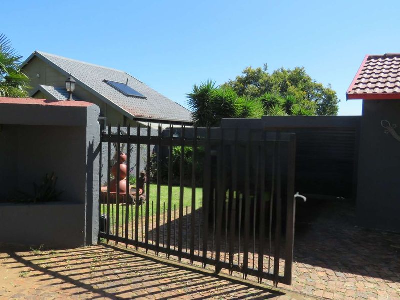 Spacious Family Living with Flexible Flatlet Potential - Photo 2
