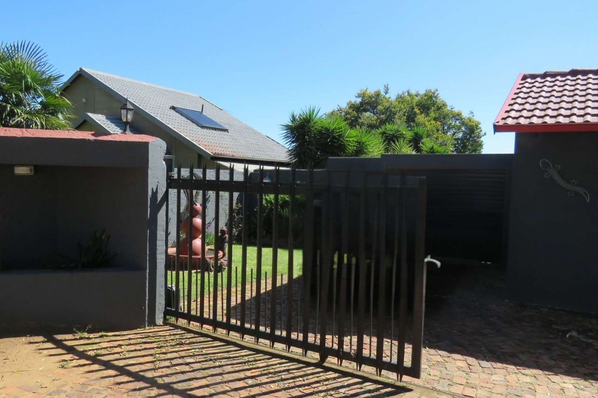 Spacious Family Living with Flexible Flatlet Potential - Photo 2