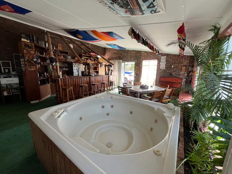 Spacious 4-Bedroom Family Home on a Tranquil Smallholding – Just 12 km from Upington - Photo 6