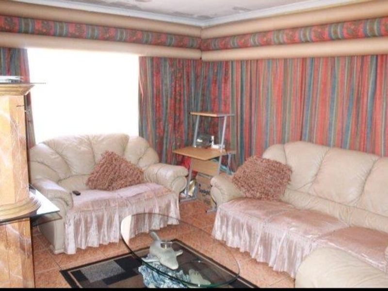 Endless Possibilities: 3-Bed Home & 7 Rental Units! - Photo 5