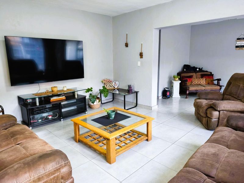 3 Bedroom Townhouse for Sale in Brackenhurst - Photo 2