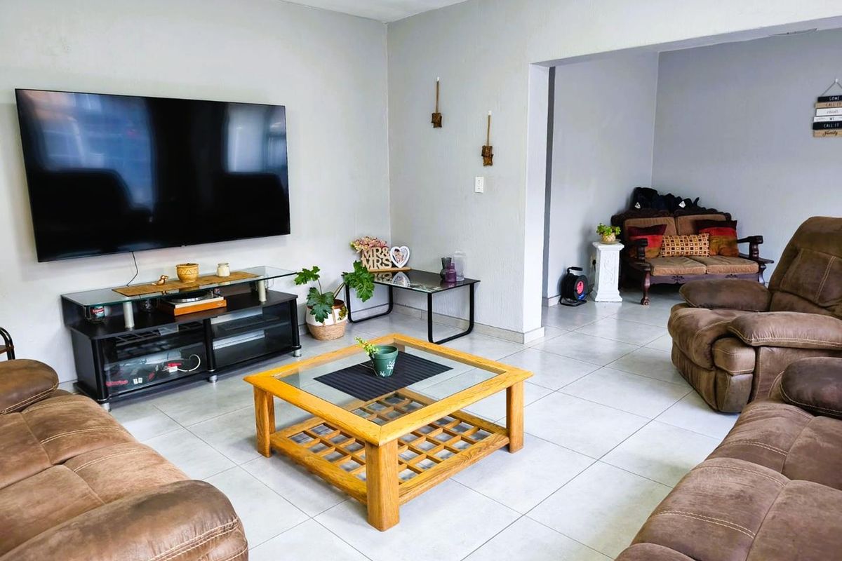 3 Bedroom Townhouse for Sale in Brackenhurst - Photo 2