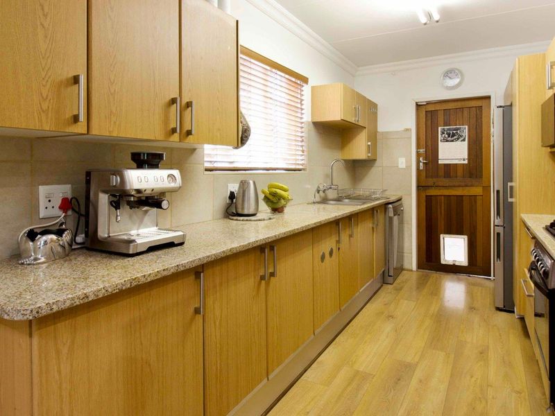 Beautiful Move in and Live Family Home. - Photo 10