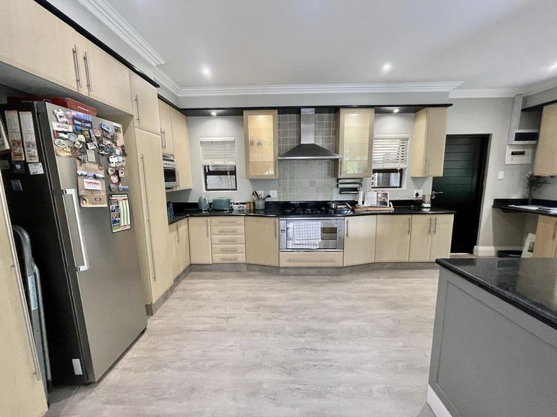 Hendra - Elevated 3 Bedroom Home in Sought-After Gated Estate – La Lucia - Photo 6