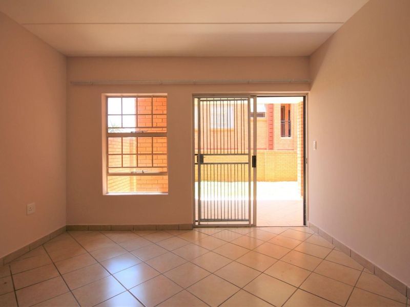 Loadshedding-Free Area - Available Immediately! - Photo 10