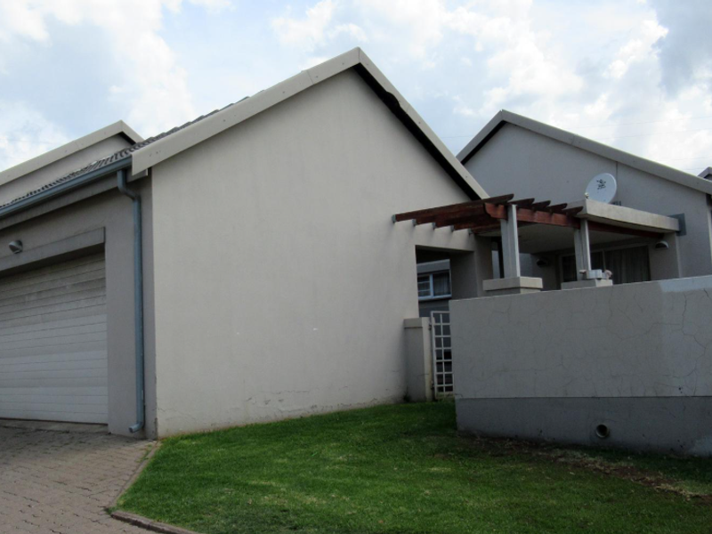 Modern Family Home in Die Heuwel Estate - Photo 2