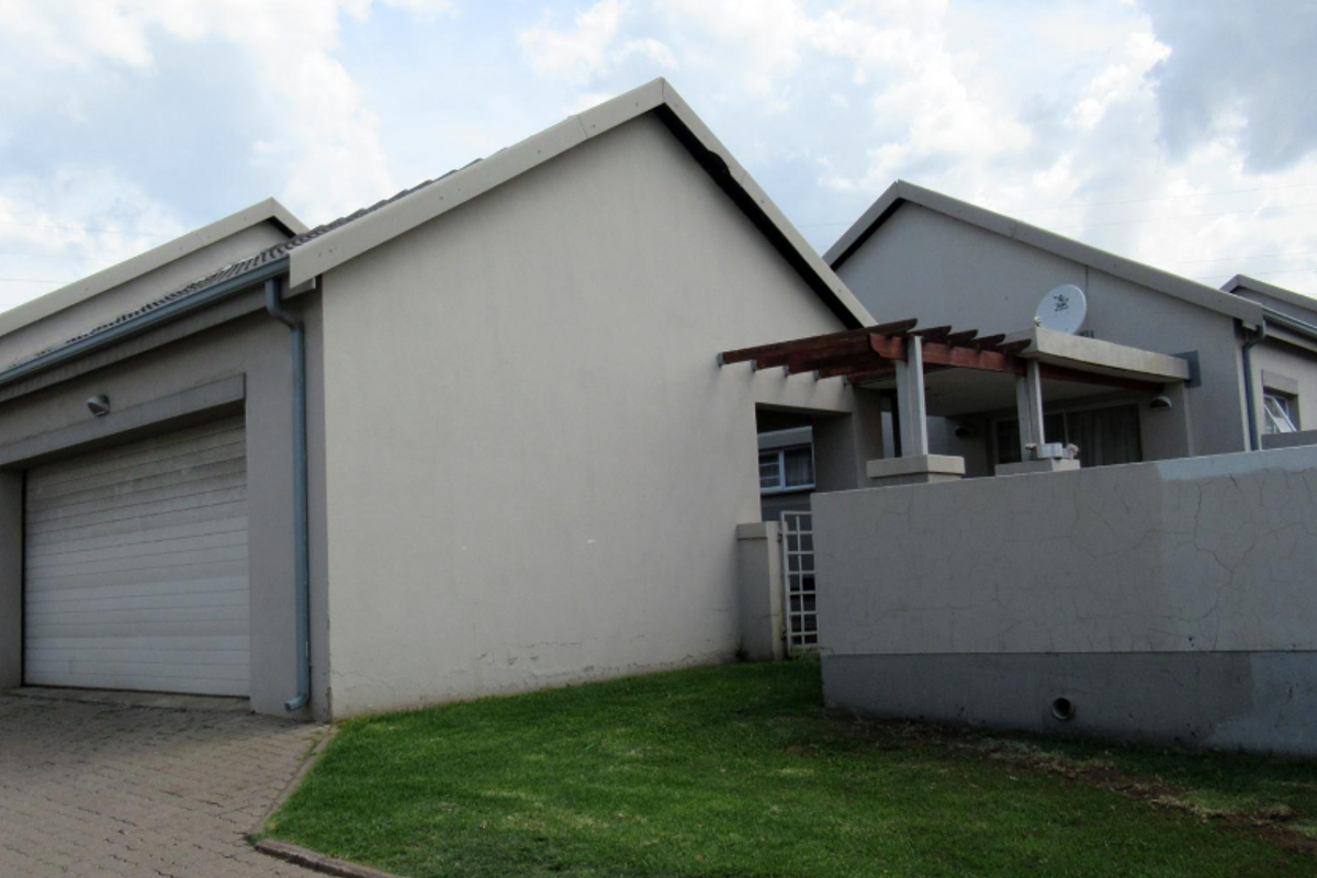 Modern Family Home in Die Heuwel Estate - Photo 2