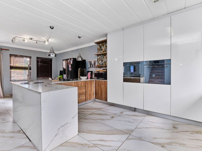 Executive Living or Family Haven: Your Ferndale Dream Townhouse Awaits! - Photo 2