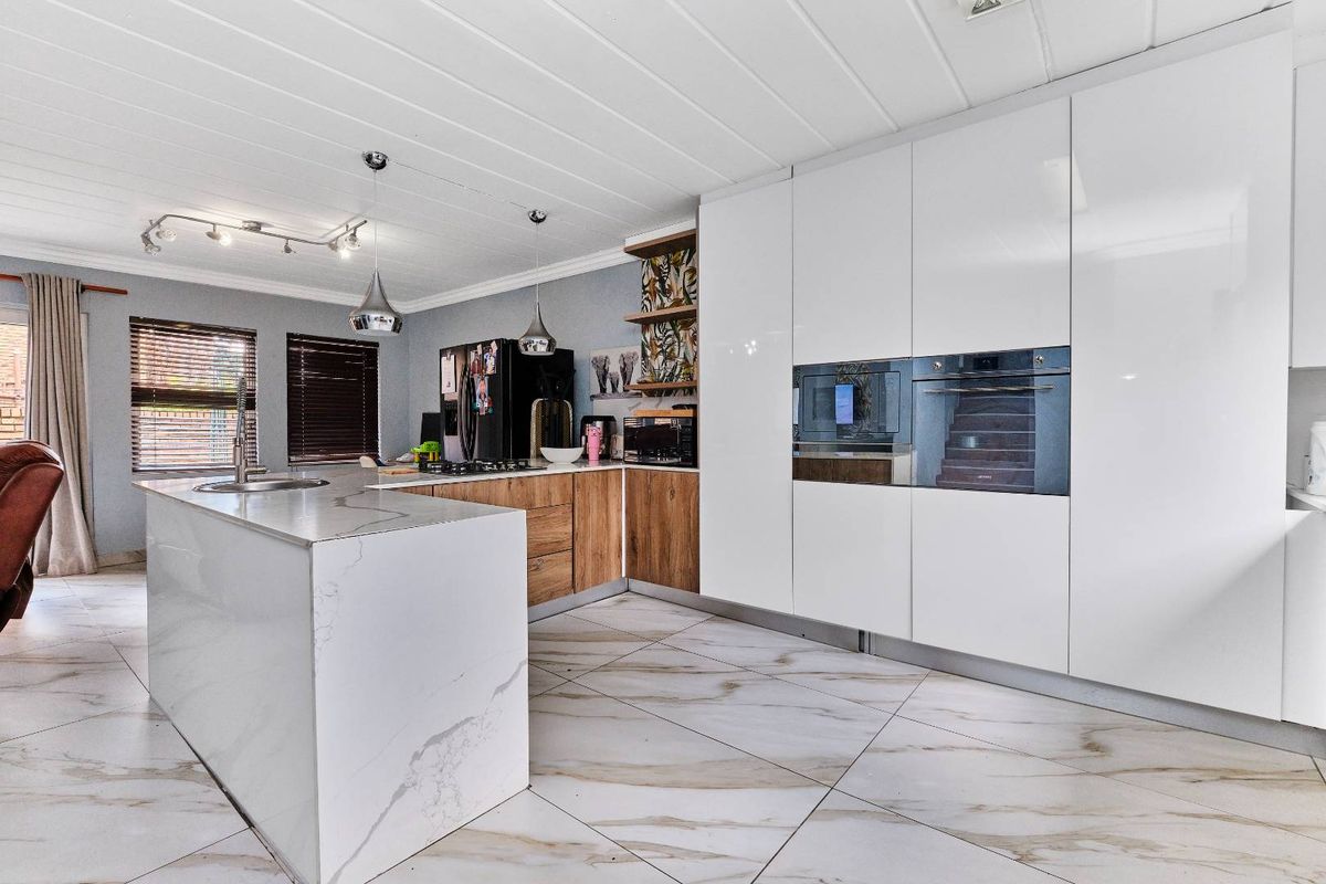 Executive Living or Family Haven: Your Ferndale Dream Townhouse Awaits! - Photo 2