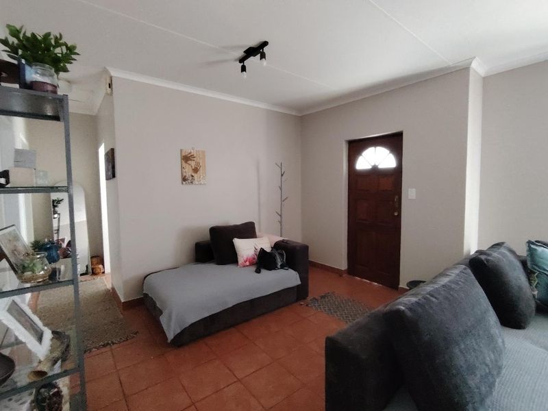 NEAT 2 BEDR 2 BATHR DUET IN HIGHVELD - Photo 3