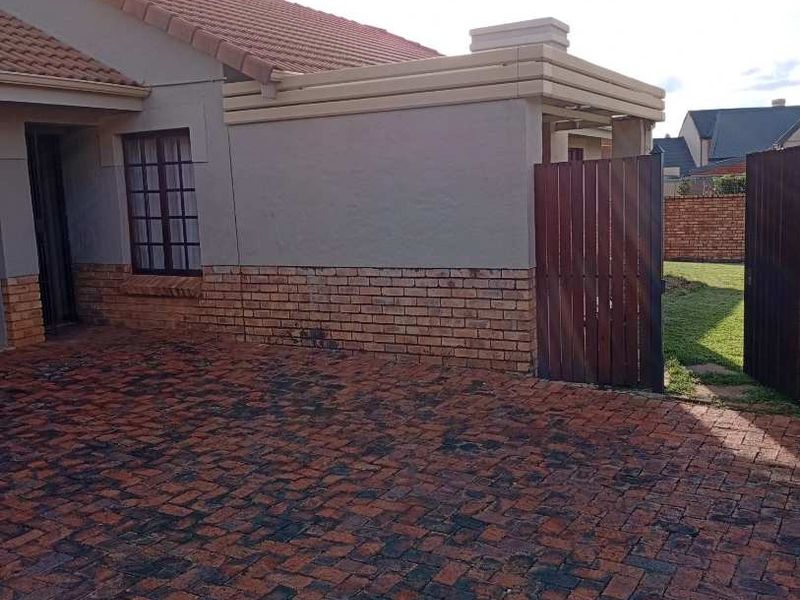 Modern 3-Bedroom Townhouse in Sought-After Complex For Sale! - Photo 6