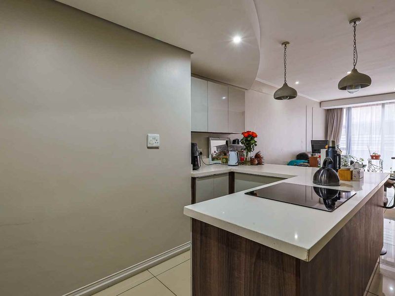 Modern 2-Bedroom Apartment with Rooftop Braai Area - Photo 5