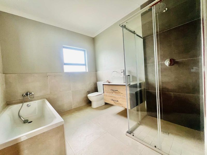 Modern Luxury Living in a prestigious estate - Photo 8