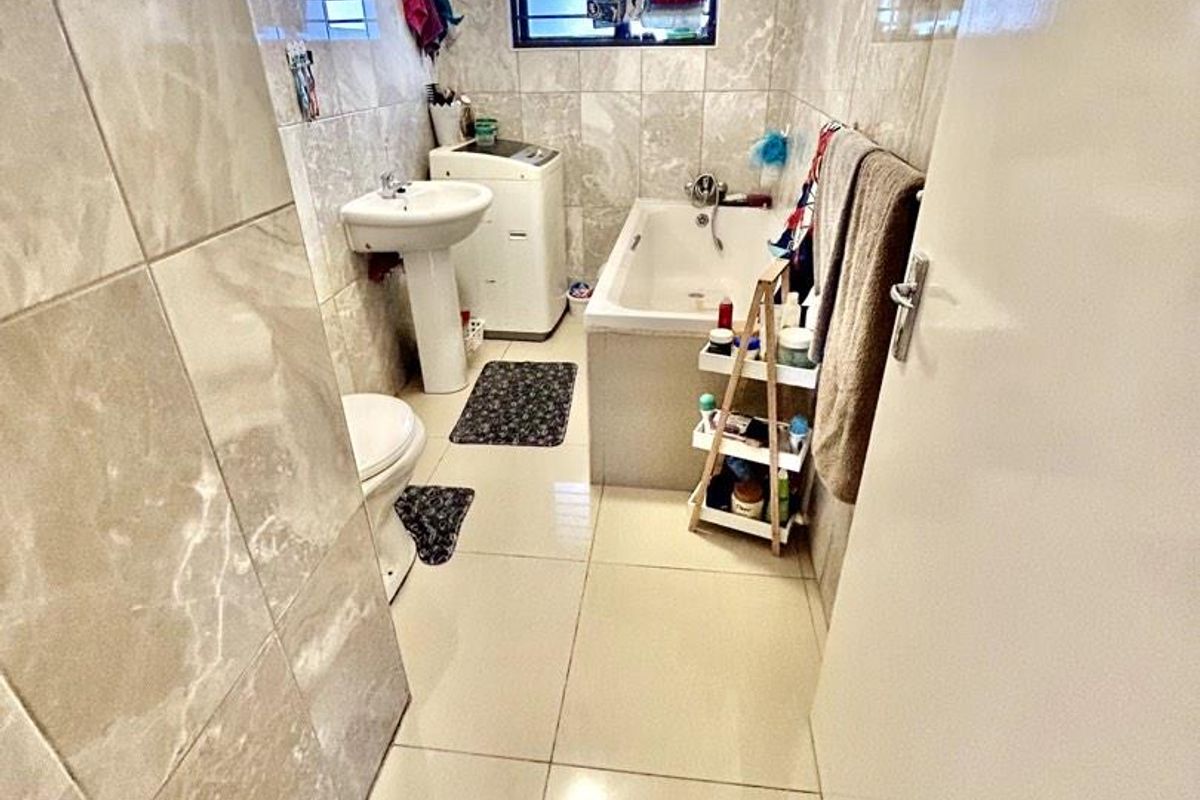 Charming Balcony Apartment in Otjomuise for Sale! - Photo 4