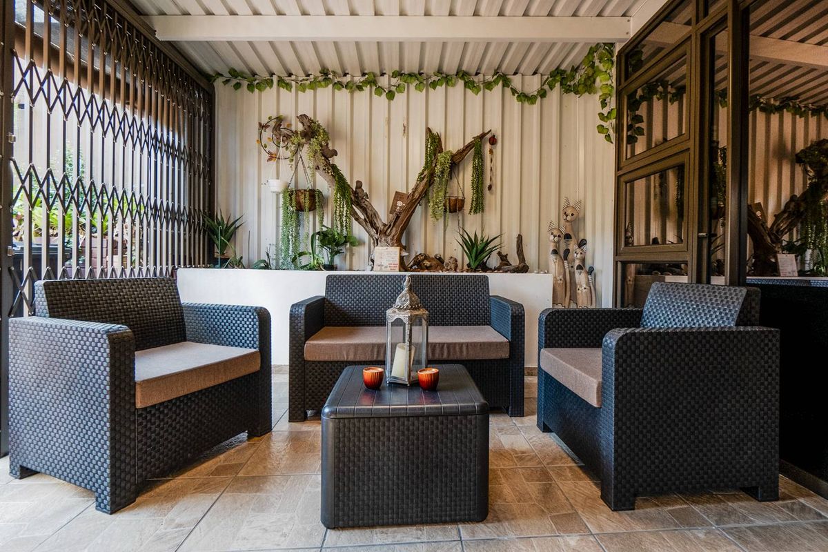 Face brick secure townhouse with sea views - Photo 4