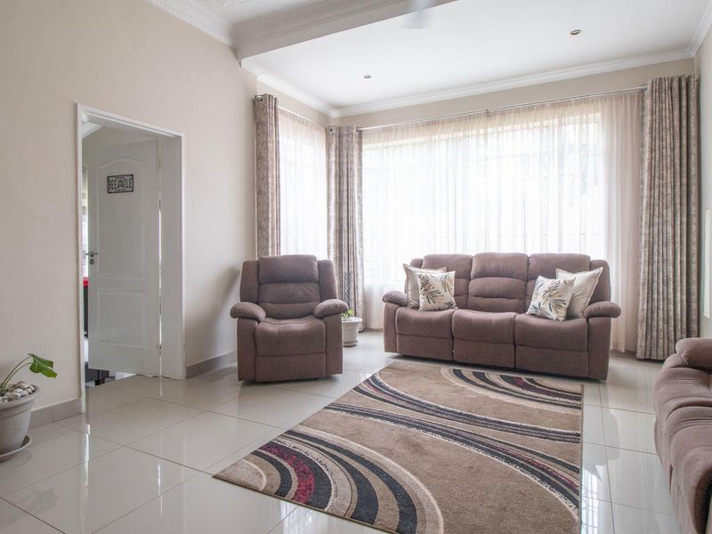 Charming 3-Bed Home with Income-Generating Flatlets! - Photo 4