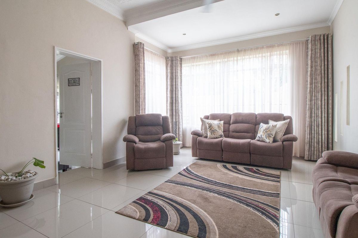 Charming 3-Bed Home with Income-Generating Flatlets! - Photo 4