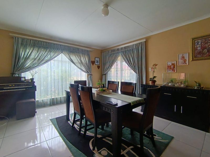 Seize the Opportunity: Dual Homes in Desirable Lakeview - Photo 10