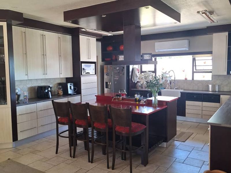 Entertain & Relax: Stunning Home with Wine Cellar! - Photo 10