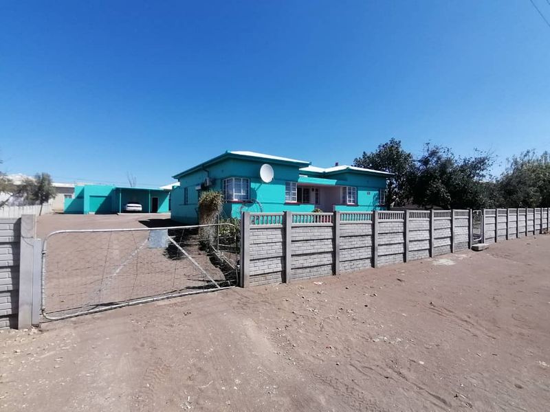 BEAUTIFUL HOUSE WITH FLATLET FOR SALE IN KEETMANSHOOP - NAMIBIA - Photo 5