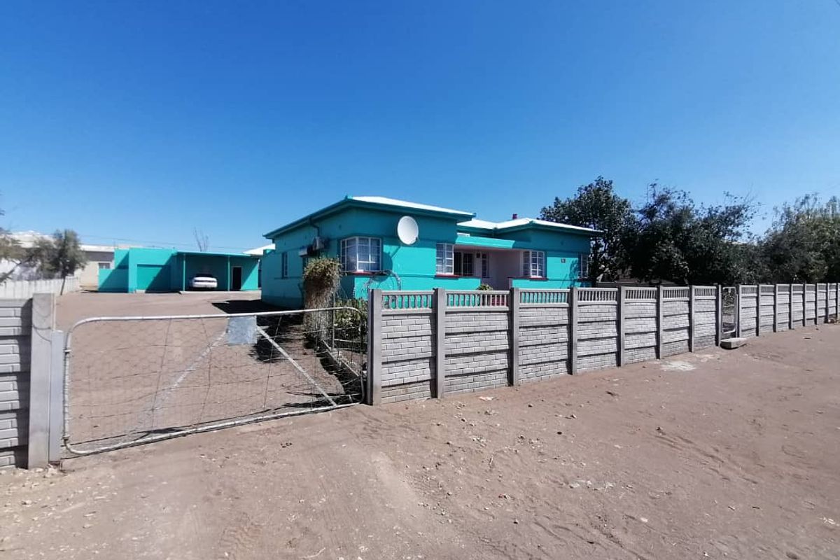 BEAUTIFUL HOUSE WITH FLATLET FOR SALE IN KEETMANSHOOP - NAMIBIA - Photo 5