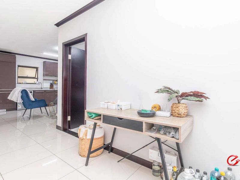 Top Floor Apartment Close to Amenities - Photo 8