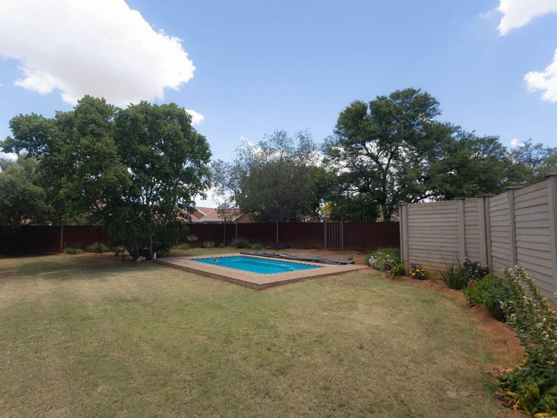 Spacious 3-Bedroom Home with Private Pool & Expansive Yard - Photo 4