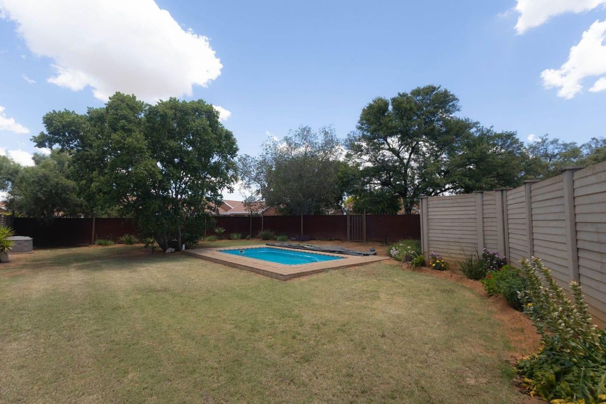 Spacious 3-Bedroom Home with Private Pool & Expansive Yard - Photo 4