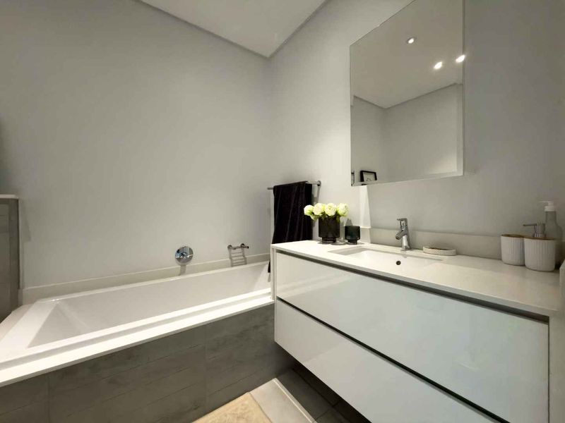 104 on Creek – Stylish 2-Bedroom Apartment in Steyn City - Photo 9