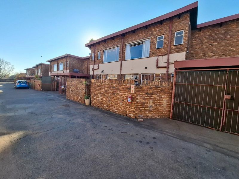 Spacious Duplex in Prime Location – Close to All Amenities - Photo 3