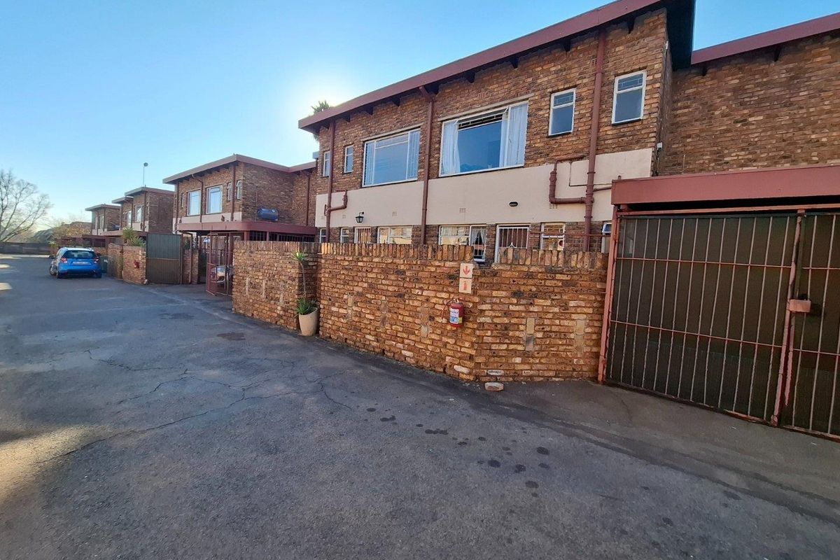 Spacious Duplex in Prime Location – Close to All Amenities - Photo 3