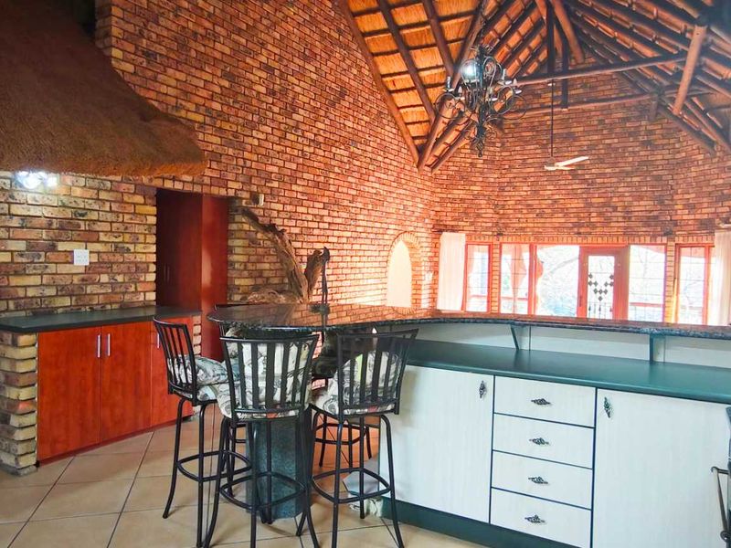 Two Homes, Wild Garden & Entertainment Area—Perfect Investment - Photo 6