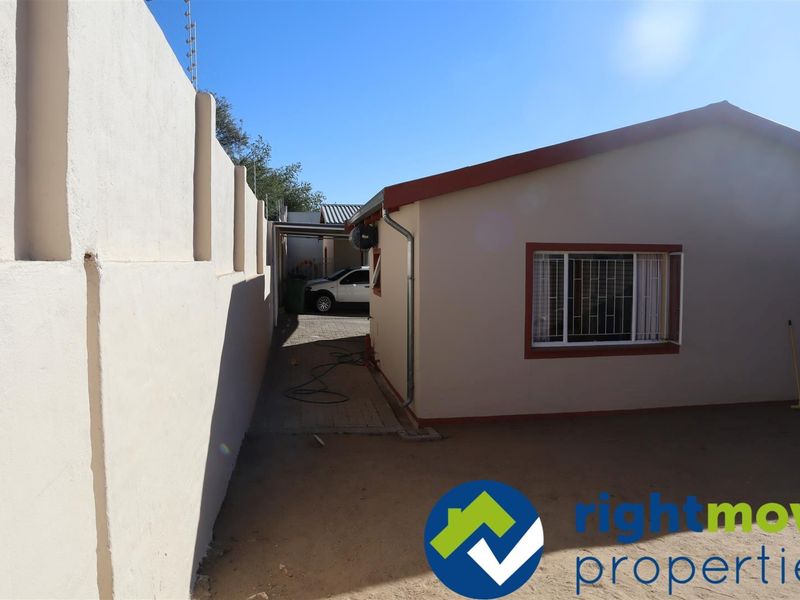 Want to be the owner of your own Complex? Look no further! Tenants in place already. - Photo 5