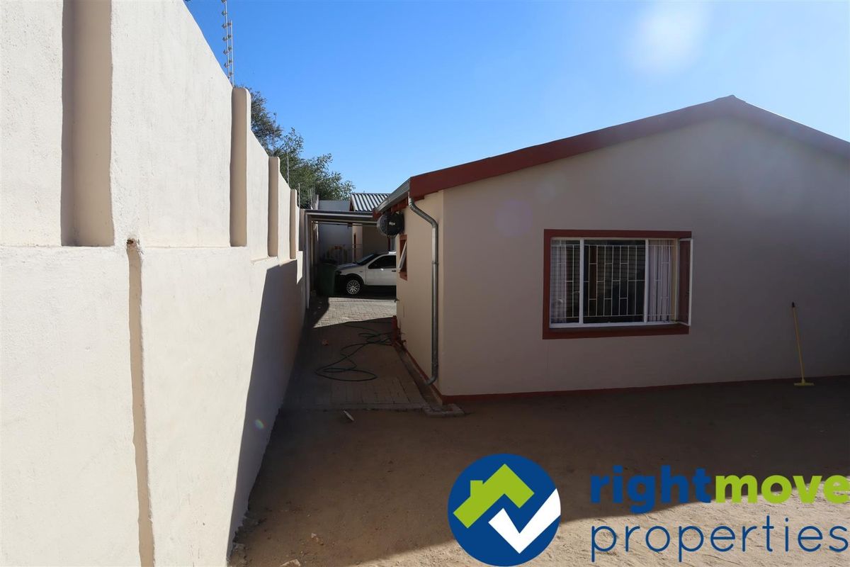 Want to be the owner of your own Complex? Look no further! Tenants in place already. - Photo 5