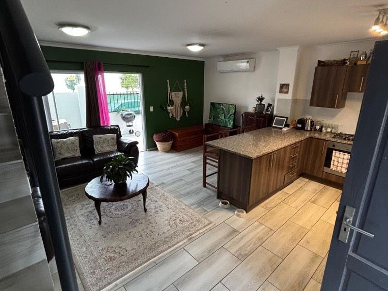 Neat 3 Bedroom Duplex - Photo 2