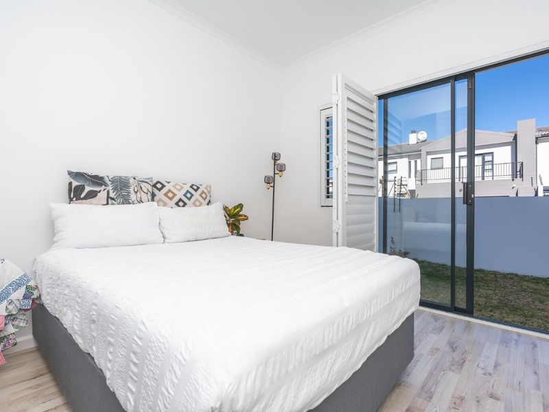 Easy living with seamless indoor-outdoor flow - Photo 9