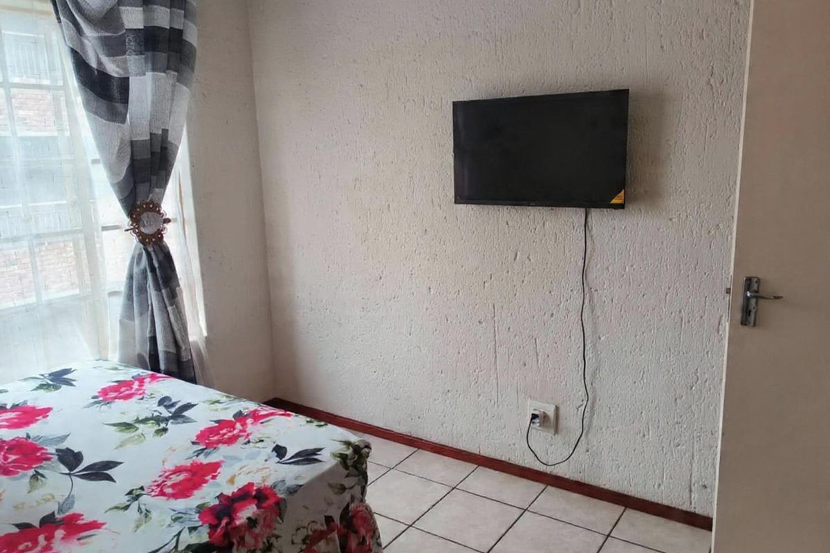 2 bed first floor unit in 24h security complex - Photo 5