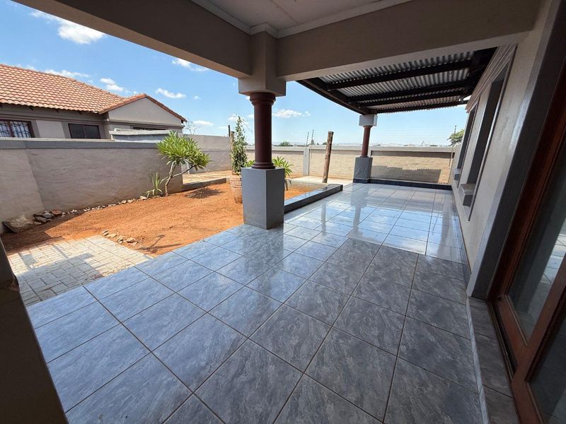 Charming Two-Bedroom Full-Title Home on a Spacious Corner Stan - Photo 8