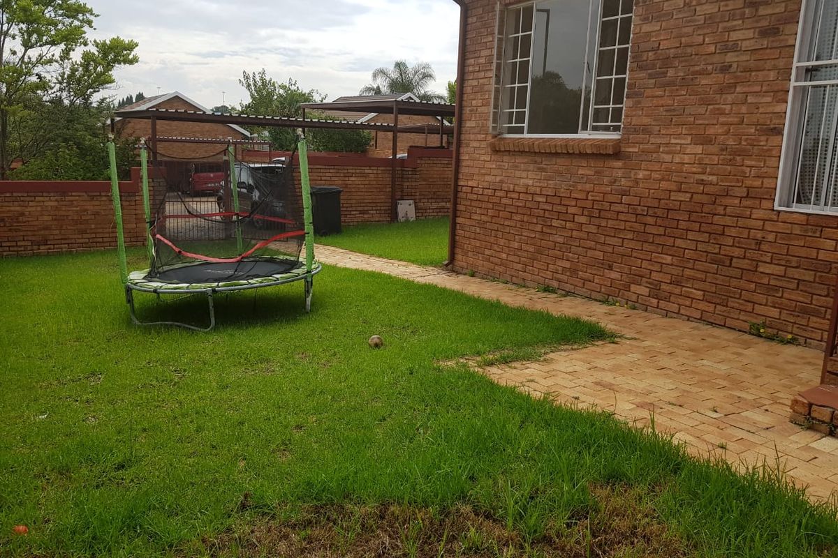 2 Bedroom Townhouse For Sale in Honeydew Ridge - Photo 4