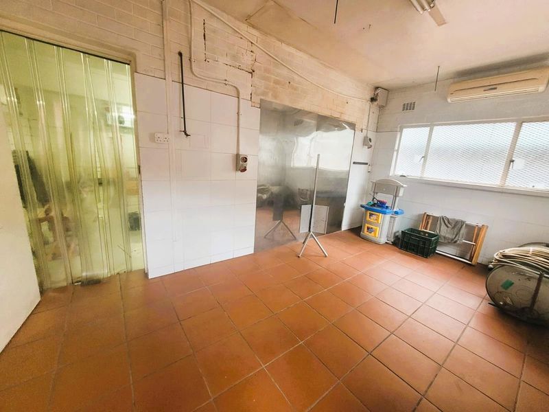 **Versatile Commercial Property -400m2 Warehouse For Sale in Umbilo** - Photo 6