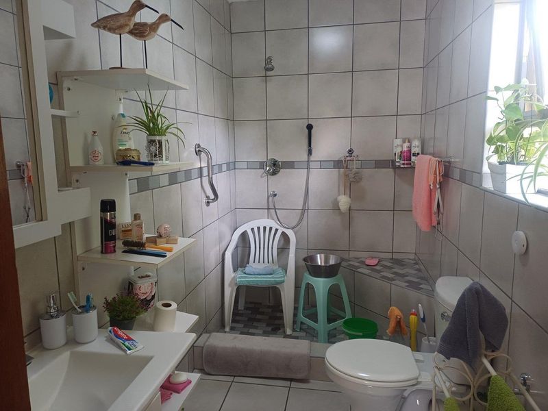 Spacious Family Home with Study, Pool & Excellent Location - Photo 5