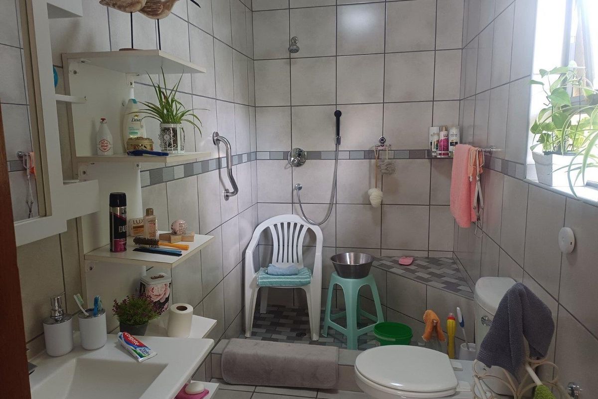 Spacious Family Home with Study, Pool & Excellent Location - Photo 5