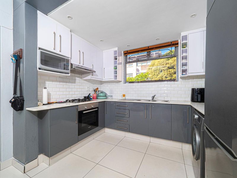 Modern 2-Bedroom Ground-Floor Apartment with Private Courtyard - Photo 6