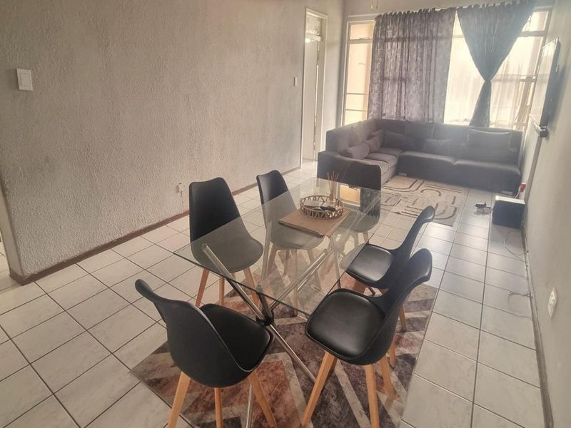 Cozy 2 Bedroom Unit with Balcony & Pool Access - Photo 4
