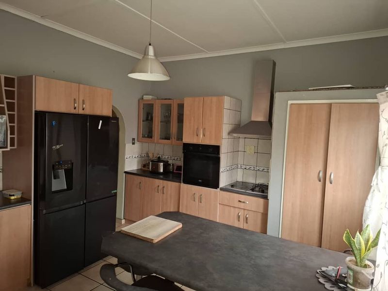 🏡 FOR SALE | Pioneerspark  4-Bedroom House with Bachelor Flat – N$ 4,100,000 - Photo 6