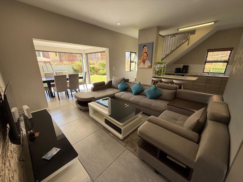 Exquisite Residence with Majestic Landscaped Garden and Exceptional Entertaining Spaces - Photo 4