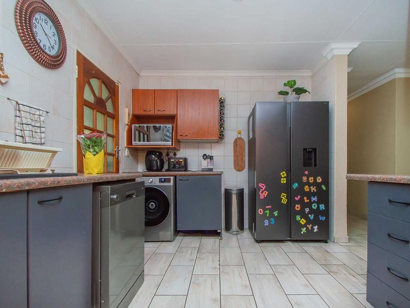 Modern Open Plan and Additional Work-From-Home. - Photo 7
