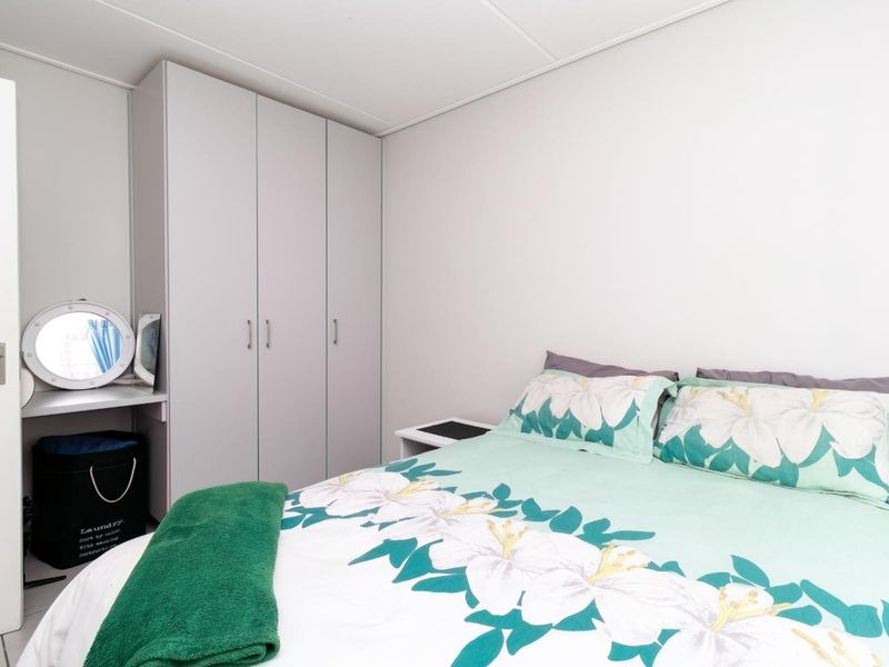 Modern ground-floor apartment with private garden in prime Bellville location. - Photo 10