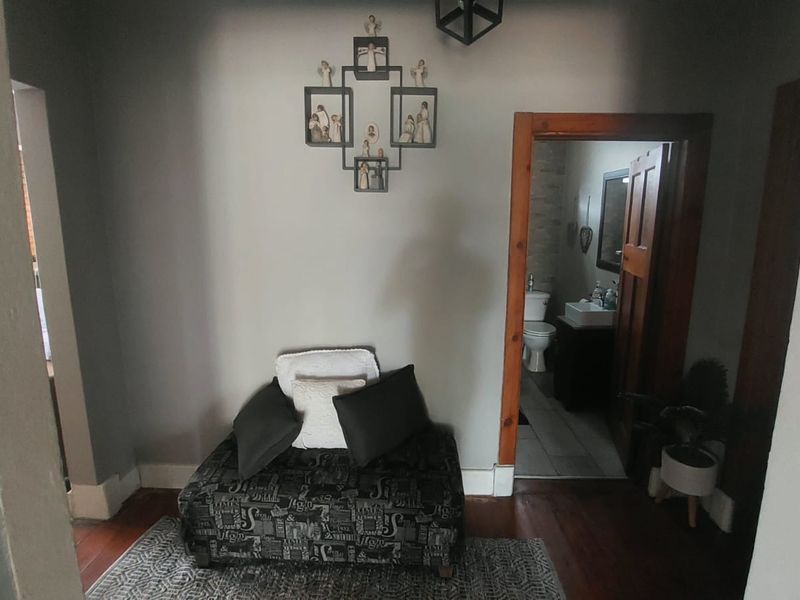 Modern Comfort: Gourmet Kitchen & Enchanting Outdoor Spaces! - Photo 6